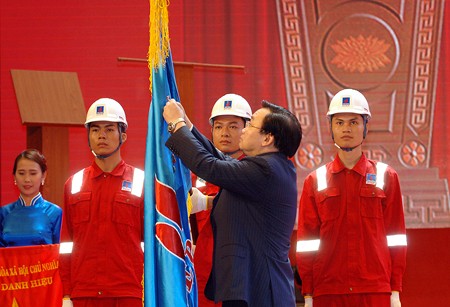 Phó Thủ tướng Hoàng Trung Hải trao danh hiệu Anh hùng Lao động cho Tổng Công ty Thăm dò Khai thác Dầu khí.  Ảnh: VGP/Nhật Bắc