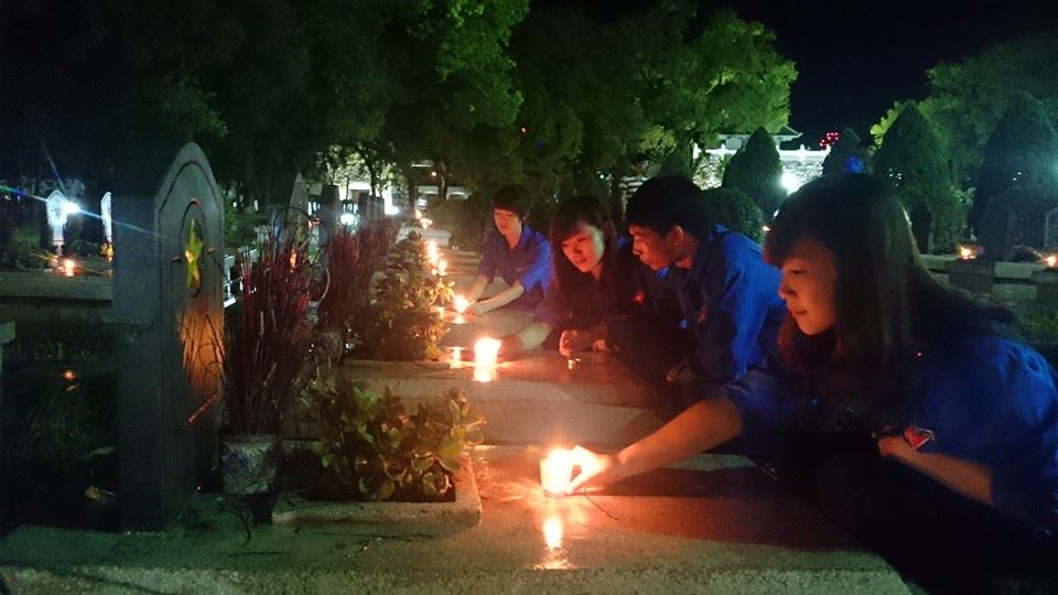 Dâng hương tại nghĩa trang liệt sĩ Điện Biên Phủ, tỉnh Điện Biên