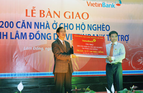 Chủ tịch HĐQT VietinBank Nguyễn Văn Thắng trao tiền tài trợ xây dựng 200 căn nhà cho các hộ nghèo Lâm Đồng