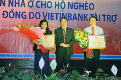 Đại diện Lãnh đạo VietinBank và chi nhánh Lâm Đồng nhận Bằng khen của tỉnh