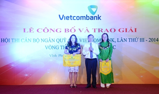 Ông Nguyễn Hòa Bình, Chủ tịch HĐQT trao giải nhất tập thể và giải nhất cá nhân cho Vietcombank Vĩnh Phúc