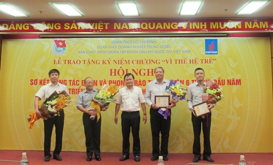 Trao tặng Kỷ niệm chương “Vì thế hệ trẻ” cho các đồng chí lãnh đạo của Tập đoàn Dầu khí Quốc gia Việt Nam