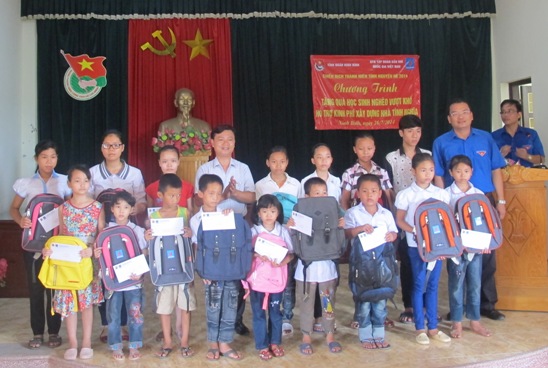 Trao quà cho học sinh có hoàn cảnh khó khăn của thành phố Ninh Bình