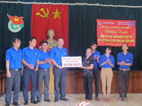 Đoàn Thanh niên Dầu khí hỗ trợ 50 triệu đồng xây nhà tình nghĩa cho gia đình bà Đặng Thị Tứ 