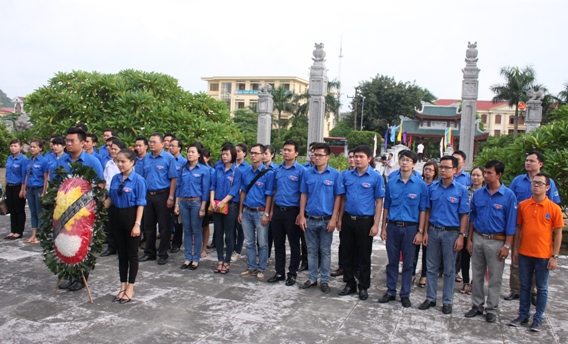 Đoàn Thanh niên Dầu khí dâng hương tại Đài tưởng niệm các Anh hùng liệt sĩ tỉnh Ninh Bình