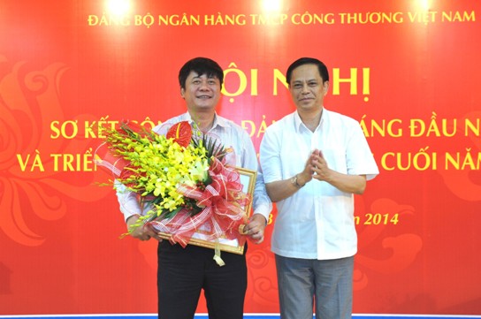 Phó Bí thư Đảng ủy Khối DNTW Nguyễn Văn Ngọc trao tặng Bằng khen cho Đảng ủy VietinBank