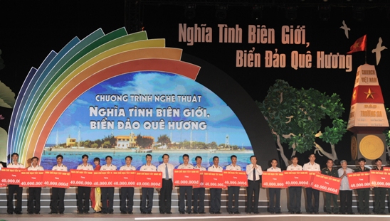 : Chủ tịch nước Trương Tấn Sang, nguyên Tổng Bí thư Lê Khả Phiêu và Phó Thủ tướng CP Vũ Văn Ninh trao quà cho các hộ gia đình CBCS và hộ dân nghèo đời sống khó khăn