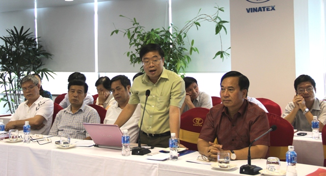 Đồng chí Lê Tiến Trường, Phó Bí thư Đảng ủy, Tổng giám đốc Vinatex báo cáo với Đoàn công tác của Đảng ủy Khối.