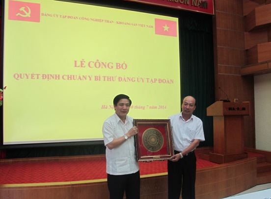 Bí thư Đảng ủy Khối DNTW trao quà lưu niệm cho Đảng ủy Tập đoàn Than - Khoáng sản Việt Nam