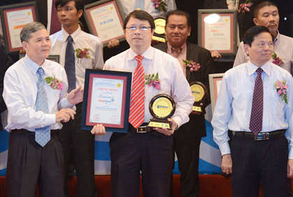 Đại diện VietinBank, Phó Tổng giám đốc Nguyễn Văn Du nhận giải thưởng Nhãn hiệu nổi tiếng