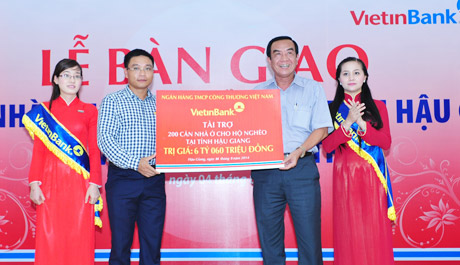 Chủ tịch HĐQT VietinBank Nguyễn Văn Thắng trao tài trợ cho tỉnh Hậu Giang