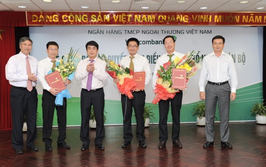 Ban lãnh đạo Vietcombank trao quyết định và tặng hoa chúc mừng lãnh đạo các Phòng