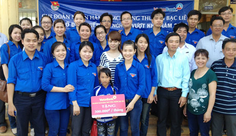 Anh Nguyễn Ngọc Cường (thứ nhất từ trái sang) cùng Đoàn thanh niên VietinBank Bạc Liêu tham gia trao quà cho trẻ em có hoàn cảnh khó khăn