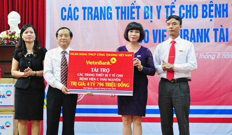 Đại diện VietinBank, bà Nguyễn Thị Thanh Xuân trao tài trợ cho Bệnh viện C Thái Nguyên