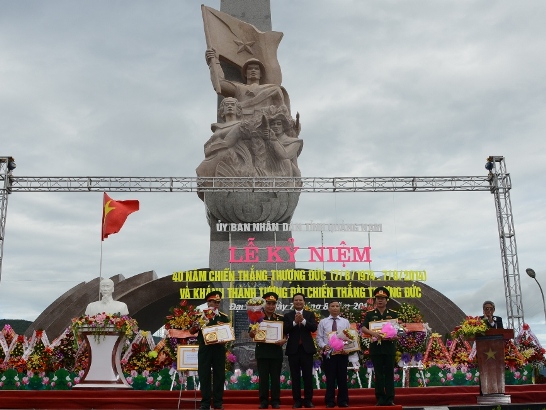 Ông Nguyễn Hòa Bình - Chủ tịch HĐQT Vietcombank (thứ 4 từ trái sang) nhận hoa, kỷ niệm chương và sự tri ân của lãnh đạo, nhân dân tỉnh Quảng Nam cùng các đại biểu tham dự buổi lễ