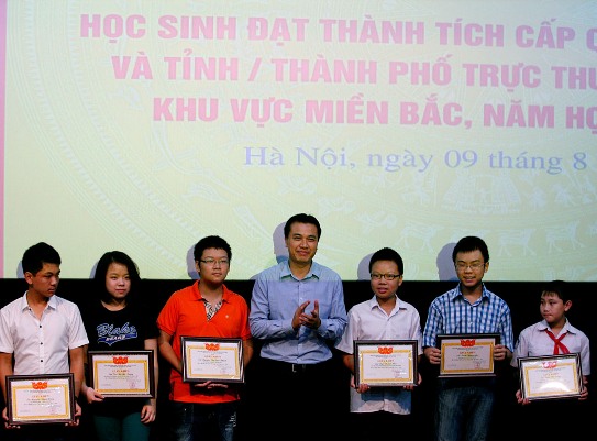 Đồng chí Nguyễn Hải Minh - Phó Bí thư Đoàn Khối Doanh nghiệp Trung ương trao tặng phần thưởng cho các em học sinh giỏi