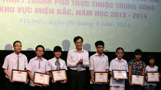Đồng chí Trần Quang Dũng - Ủy viên Ban thường vụ, Trưởng Ban Tuyên giáo Đảng ủy Tập đoàn Dầu khí Quốc gia Việt Nam trao phần thưởng cho các em đạt giải quốc tế, quốc gia