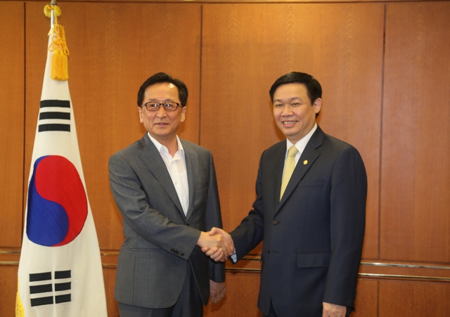 Trưởng Ban kinh tế Trung ương Vương Đình Huệ làm việc với Chủ tịch Cơ quan giám sát tài chính Hàn Quốc