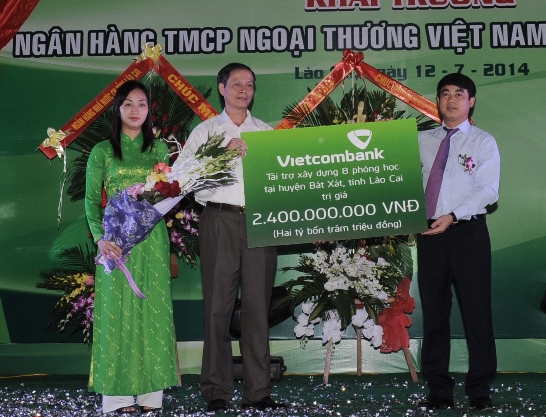 Ông Nghiêm Xuân Thành - Tổng giám đốc Vietcombank (thứ 2 từ phải sang) trao tặng số tiền  tài trợ 2,4 tỷ đồng để xây dựng 8 phòng học tại xã Bản Qua