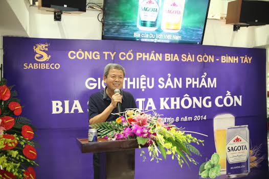 Ông Văn Thanh Liêm - Chủ tịch Công ty CP Bia Sài Gòn - Bình Tây giới thiệu sản phẩm bia không cồn