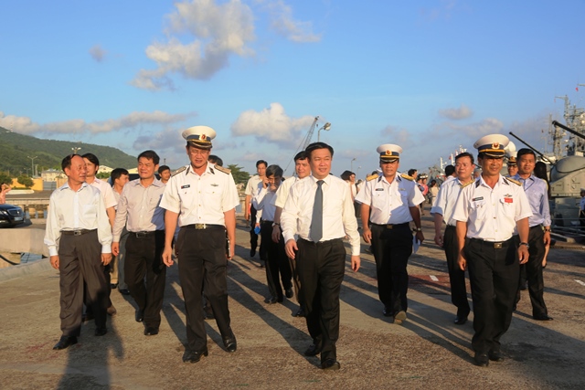 Tư lệnh Vùng 3 Hải Quân đón Trưởng Ban Kinh tế Trung ương và đoàn đại biểu Diễn đàn Kinh tế Miền Trung kiểm tra các tàu Kiểm ngư vừa bị tàu Trung Quốc đâm hư hỏng nặng