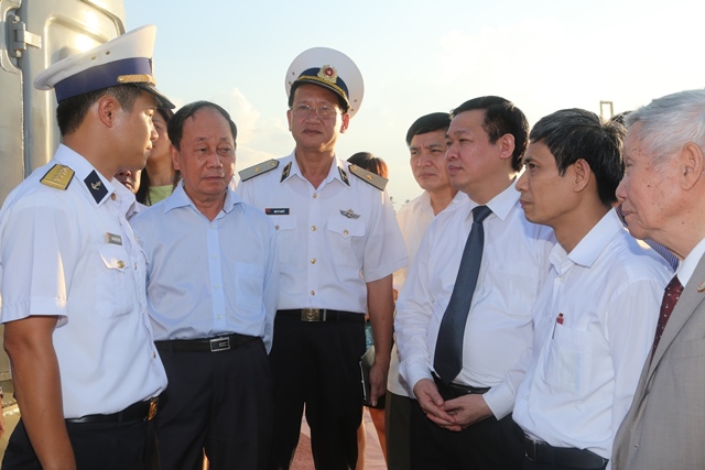 Trưởng Ban Kinh tế Trung ương biểu dương những nỗ lực của Vùng 3 Hải Quân trong việc thực thi nhiệm vụ, làm tốt công tác tuyên truyền, khẳng định chủ quyền của Việt Nam tại vùng biển Hoàng Sa, nơi Trung Quốc vừa hạ đặt trái phép giàn khoan Hải Dương 981