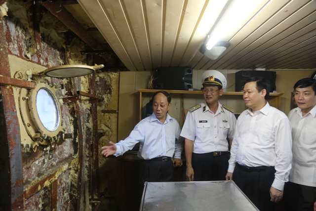 Trưởng Ban Kinh tế Trung ương và đoàn đại biểu Diễn đàn Kinh tế Miền Trung kiểm tra vị trí tàu Kiểm ngư vừa bị tàu Trung Quốc đâm hư hỏng nặng, đang được khắc phục, sửa chữa