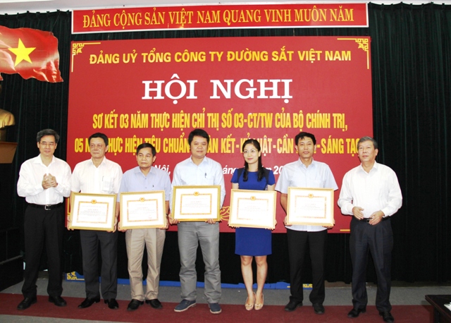 Đồng chí Nguyễn Quang Dương - Phó Bí thư Đảng ủy Khối, .