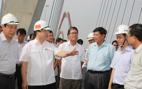 Phó Thủ tướng Hoàng Trung Hải kiểm tra tiến độ Cầu Nhật Tân và Nhà ga T2 Nội Bài