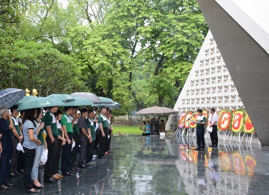 Đ/c Nghiêm Xuân Thành - Ủy viên BCH Đảng bộ Khối DNTW - Bí thư Đảng ủy - Tổng giám đốc Vietcombank đọc lời tưởng niệm các AHLS tại Nghĩa trang Liệt sỹ Quốc gia A1