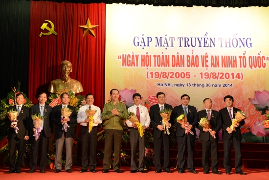 Ông Nguyễn Hòa Bình - Chủ tịch HĐQT Vietcombank và ông Nghiêm Xuân Thành - Tổng giám đốc Vietcombank (thứ 2 và thứ 1 ngoài cùng bên phải) cùng lãnh đạo cấp cao của NHNN và Bộ Tài chính nhận kỷ niệm chương “Bảo vệ An ninh - Tổ quốc” do Bộ trưởng Bộ Công an trao tặng