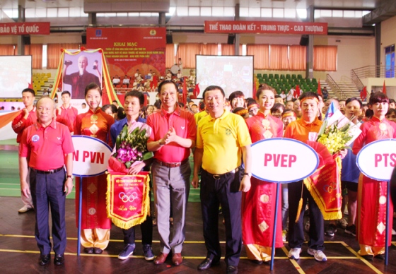 Đại diện lãnh đạo Đảng ủy Khối DNTW, PVN trao tặng hoa và cờ lưu niệm cho các đội tham gia  
