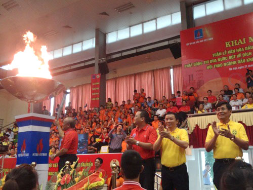 Tổng giám đốc PVN Đỗ Văn Hậu thực hiện nghi thức đốt đuốc khai mạc Hội thao ngành Dầu khí 2014