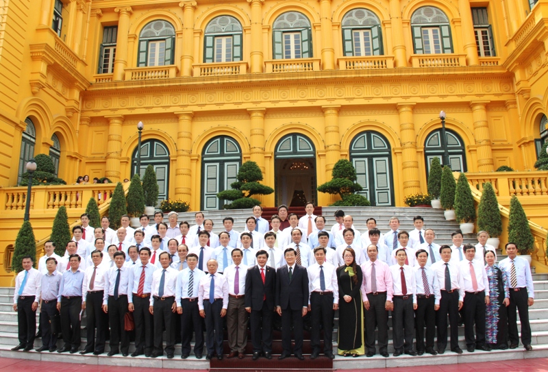 Chủ tịch nước Trương Tấn Sang chụp ảnh lưu niệm với Đoàn đại biểu Đảng bộ Khối Doanh nghiệp Trung ương.