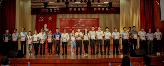 Đại diện Đoàn Khối trao Giấy chứng nhận cho các học viên hoàn thành khóa tập huấn 