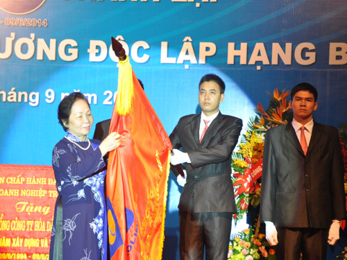 Phó Chủ tịch nước Nguyễn Thị Doan gắn Huân chương Độc lập hạng Ba lên cờ truyền thống của Tổng công ty Hóa dầu Petrolimex