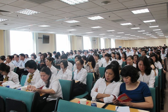 Cán bộ, đảng viên trong toàn Đảng bộ Vietcombank tham gia học Nghị quyết