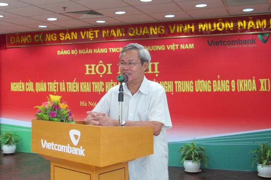 PGS-TS Ngô Văn Thạo - Vụ trưởng Ban Tuyên giáo Trung ương truyền đạt Nghị quyết