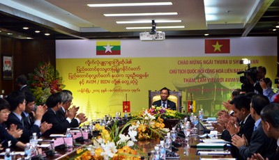 Chủ tịch Quốc hội Myanmar gặp gỡ các doanh nghiệp Việt Nam. 