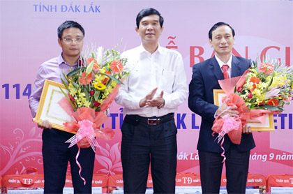 Chủ tịch HĐQT VietinBank Nguyễn Văn Thắng và Giám đốc VietinBank chi nhánh Đắk Lắk nhận Bằng khen của tỉnh Đắk Lắk