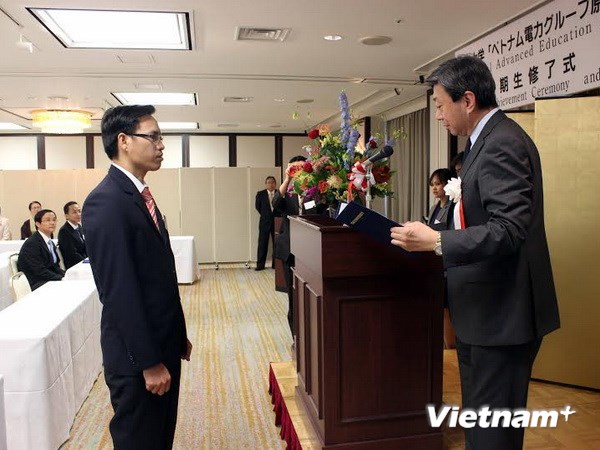Hiệu trưởng trường đại học Tokai (Nhật Bản) đọc kết quả học tập và trao chứng chỉ cho một học viên trong khóa đào tạo thành viên nòng cốt dự án Nhà máy điện hạt nhân Ninh Thuận 2