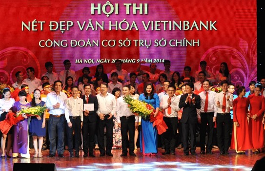 Đồng chí Trần Thanh Khê - Ủy viên BTV, Trưởng ban Tuyên giáo Đảng ủy Khối Doanh nghiệp TW cùng đại diện Ban lãnh đạo VietinBank trao giải cho Hội thi