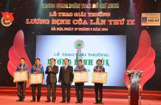 Phó Thủ tướng Vũ Văn Ninh và Trưởng ban Kinh tế Trung ương Vương Đình Huệ trao Bằng khen của Thủ tướng Chính phủ cho 4 thanh niên nông thôn tiêu biểu