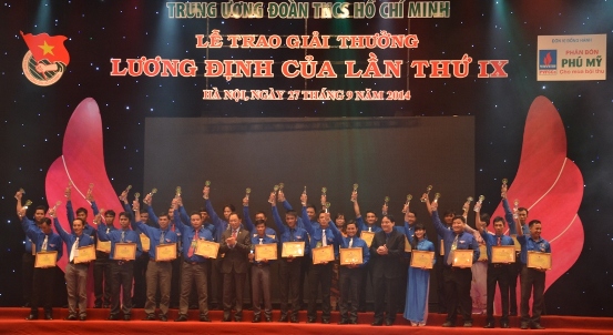 Các thanh niên nông thôn nhận Giải thưởng Lương Định Của