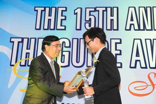 Ông Nguyễn Phú Bình - Phó Tổng biên tập TBKTVN - Nguyên Thứ trưởng Ngoại giao trao cúp cho đại diện Bia Sagota
