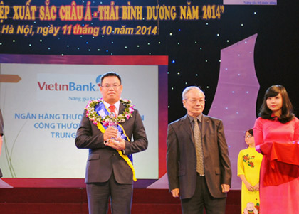 Đại diện VietinBank nhận giải thưởng tại chương trình