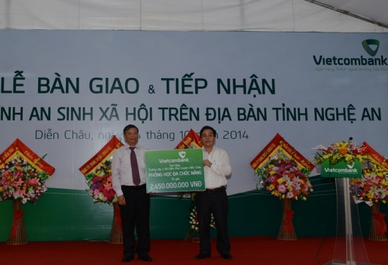 Ông Nguyễn Hòa Bình - Chủ tịch HĐQT Vietcombank (bên trái) trao tặng số tiền 2,45 tỷ đồng xây dựng phòng học đa chức năng cho trường cấp 2 xã Diễn Phú