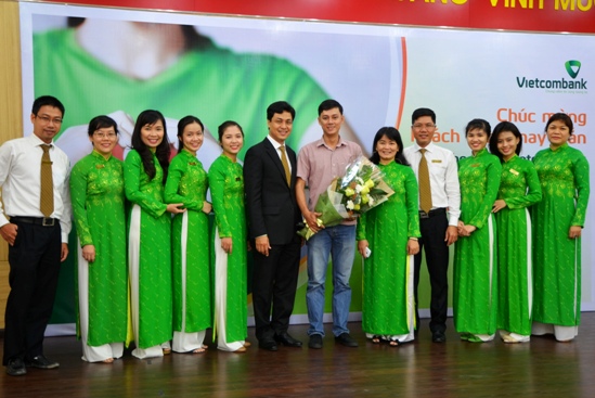 Ông Huỳnh Song Hào, Phó giám đốc Vietcombank Hồ Chí Minh đã trao số tiền thưởng 5.000.000 đồng (năm triệu đồng) cho ông Đoàn Minh Đức, khách hàng may mắn đã tham gia bình chọn cho My Ebank của Vietcombank