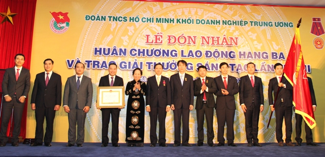 Phó Chủ tịch nước Nguyễn Thị Doan trao tặng Huân chương Lao động hạng Ba cho Đoàn Thanh niên Khối Doanh nghiệp Trung ương.