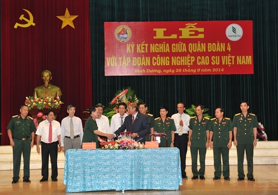 Phó TGĐ VRG Lê Minh Châu và Thiếu tướng Võ Trọng Hệ - Tư lệnh Quân đoàn 4 ký nội dung kết nghĩa trước sự chứng kiến của lãnh đạo 2 đơn vị
